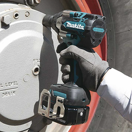 Avvitatore a impulsi Makita DTW700 18V LXT 700 Nm 1/2" – Kit con 2 batterie 5,0 Ah e valigetta MAKPAC